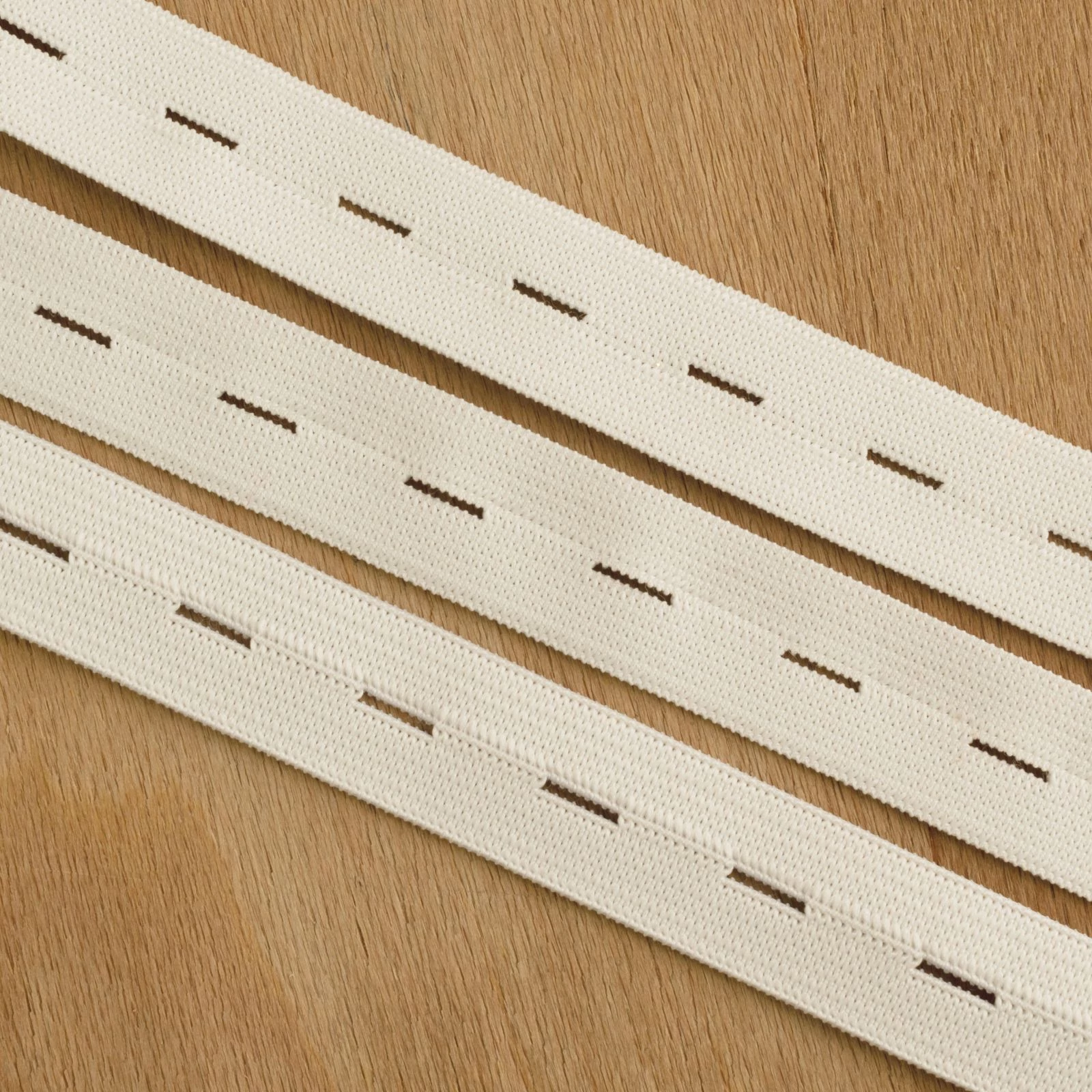 Gumiszalag – Gomblyukas gumi fehér színben, 20mm