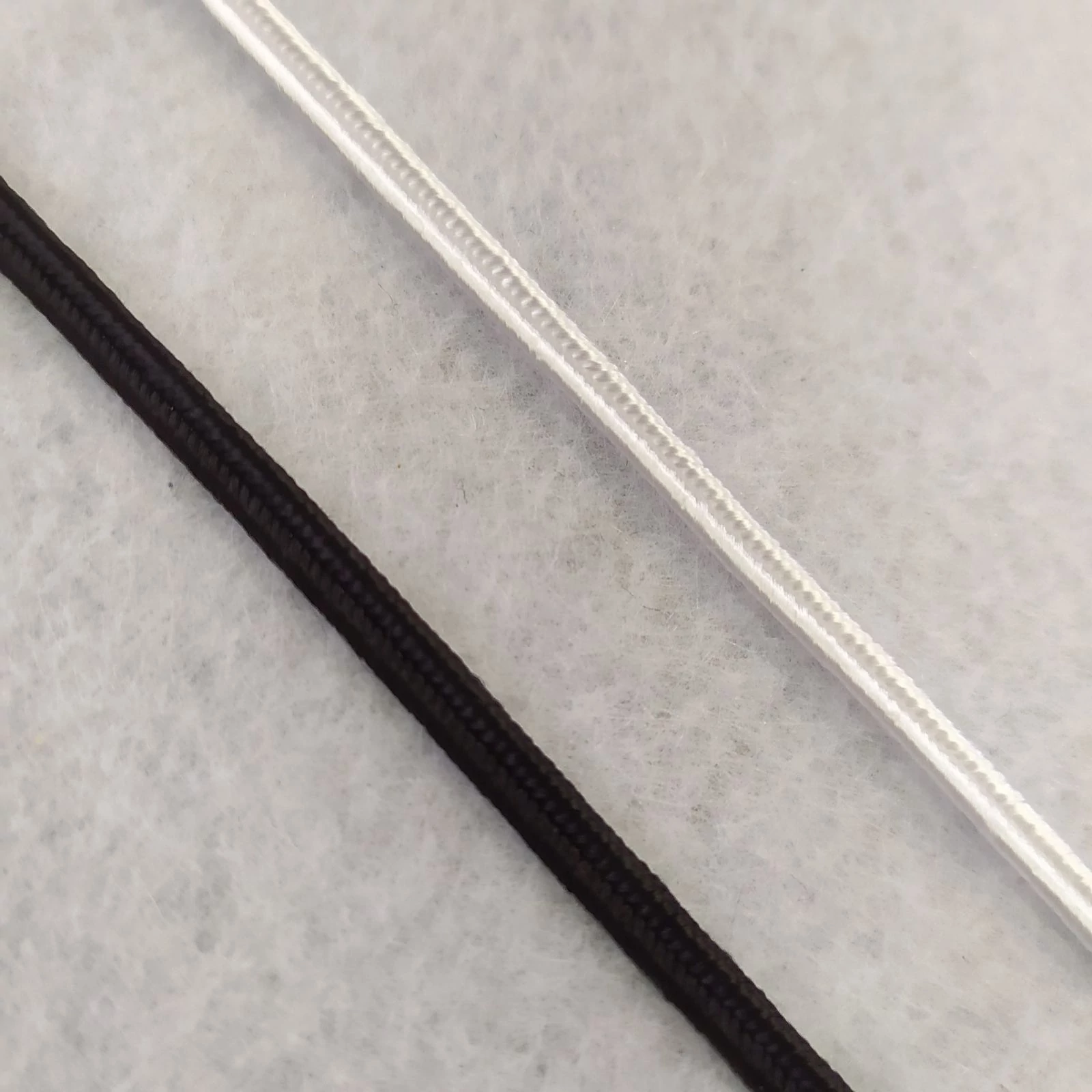 Zsinór - Sujtás zsinór, fekete és fehér, 2mm-es