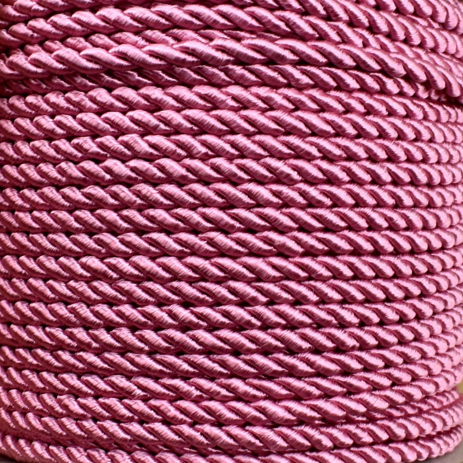 Sodrott zsinór – Sötét mályva színben, fényes, 3mm Col:33-1