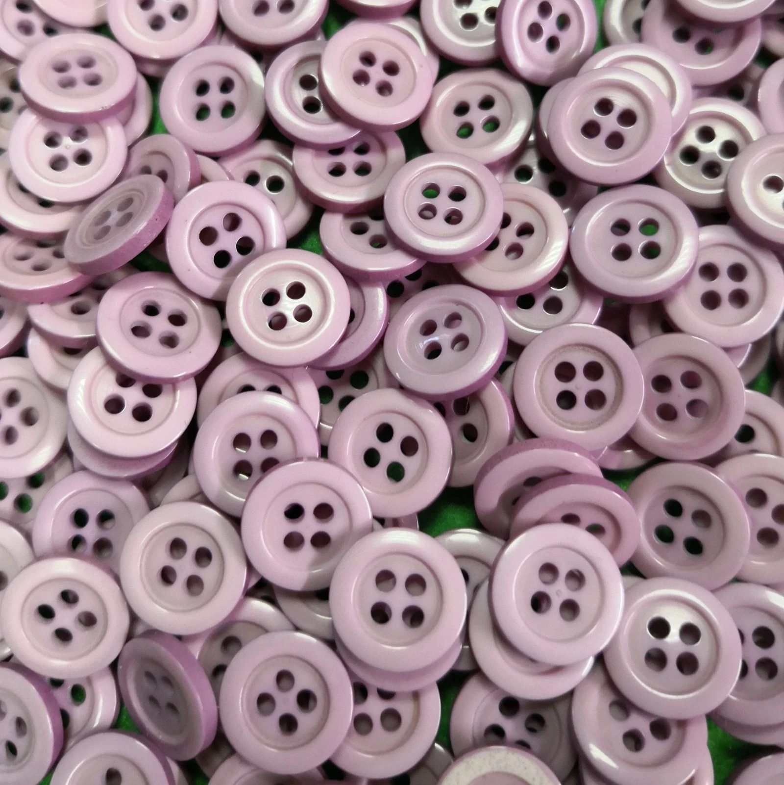 Inggomb – Halvány lila színben, négylyukú, 12mm