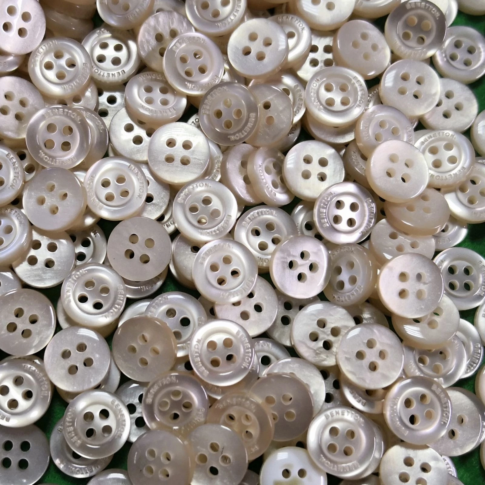 Inggomb –  Gyöngyházfényű bézs színben, négylyukú, 10mm