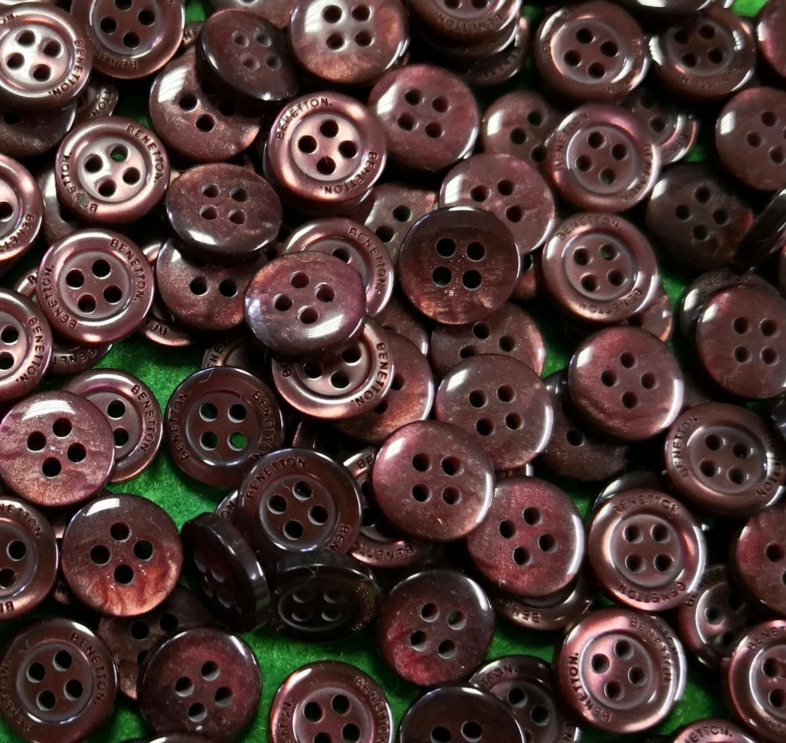 Inggomb – Gyöngyházfényű vöröses barna színben, négylyukú, 10mm