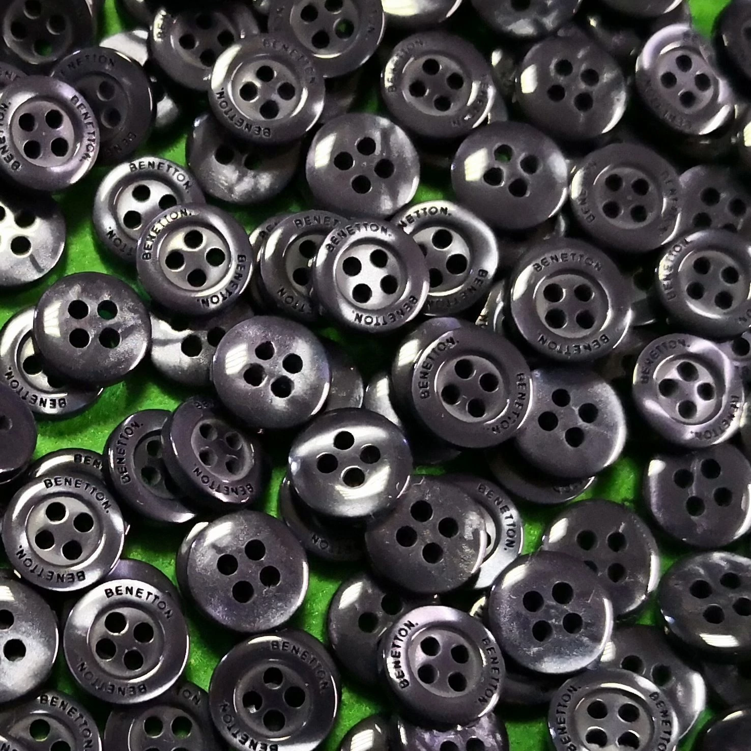 Inggomb – Gyöngyházfényű sötétszürke színben, négylyukú, 10mm