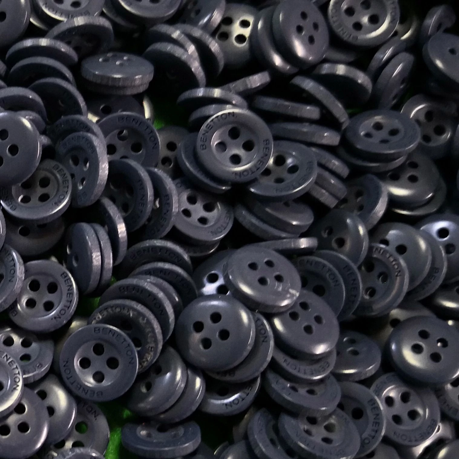 Inggomb – Farmerkék színben, négylyukú, 10mm