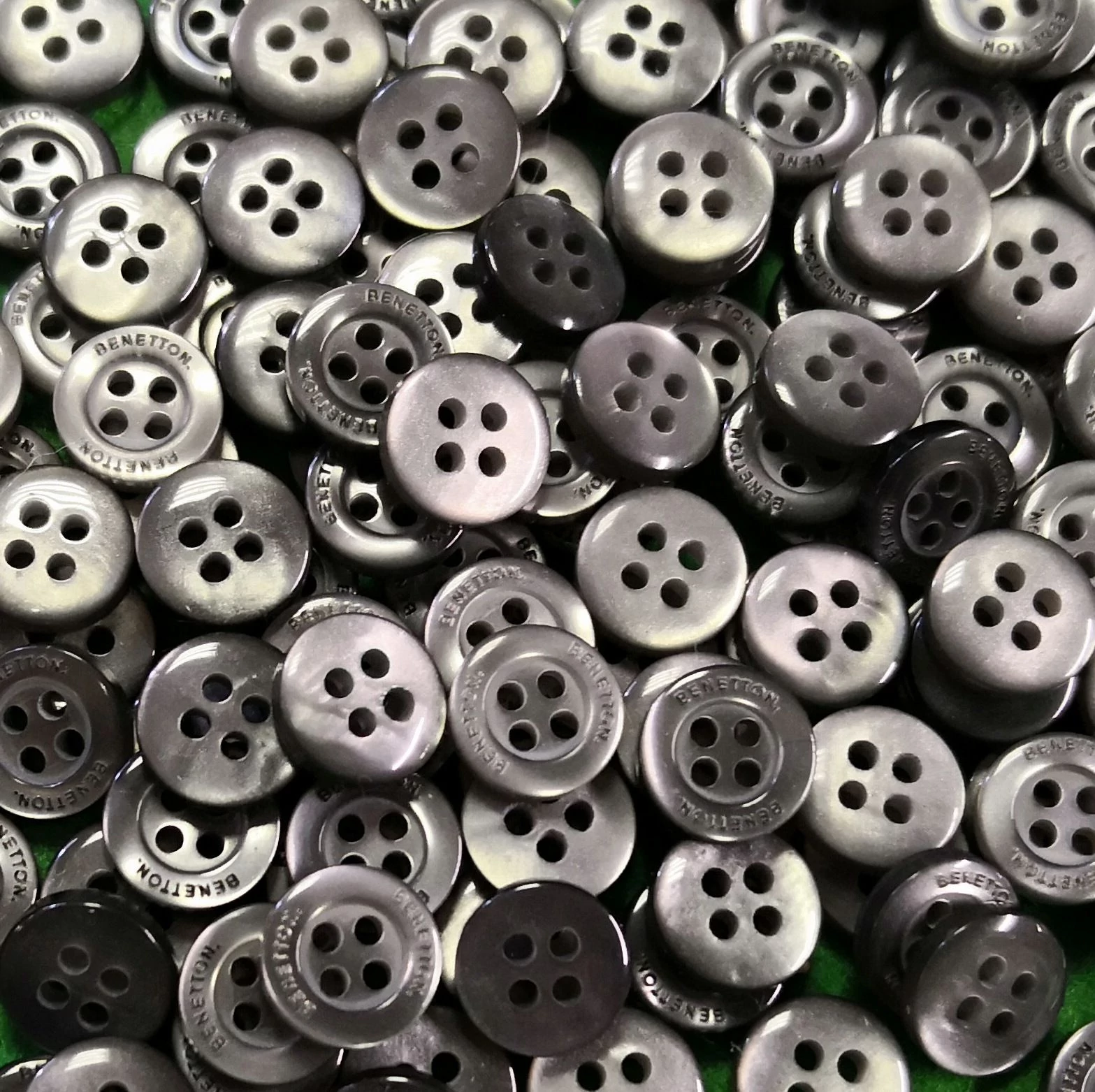 Inggomb – Gyöngyházfényű közép szürke színben, négylyukú, 10mm
