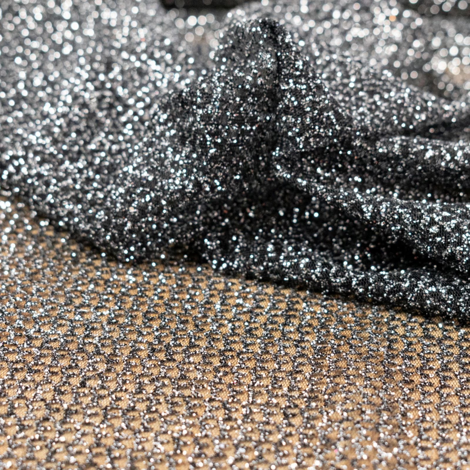 Alkalmi tüll – Fekete és ezüst glitterres apró hullám mintával