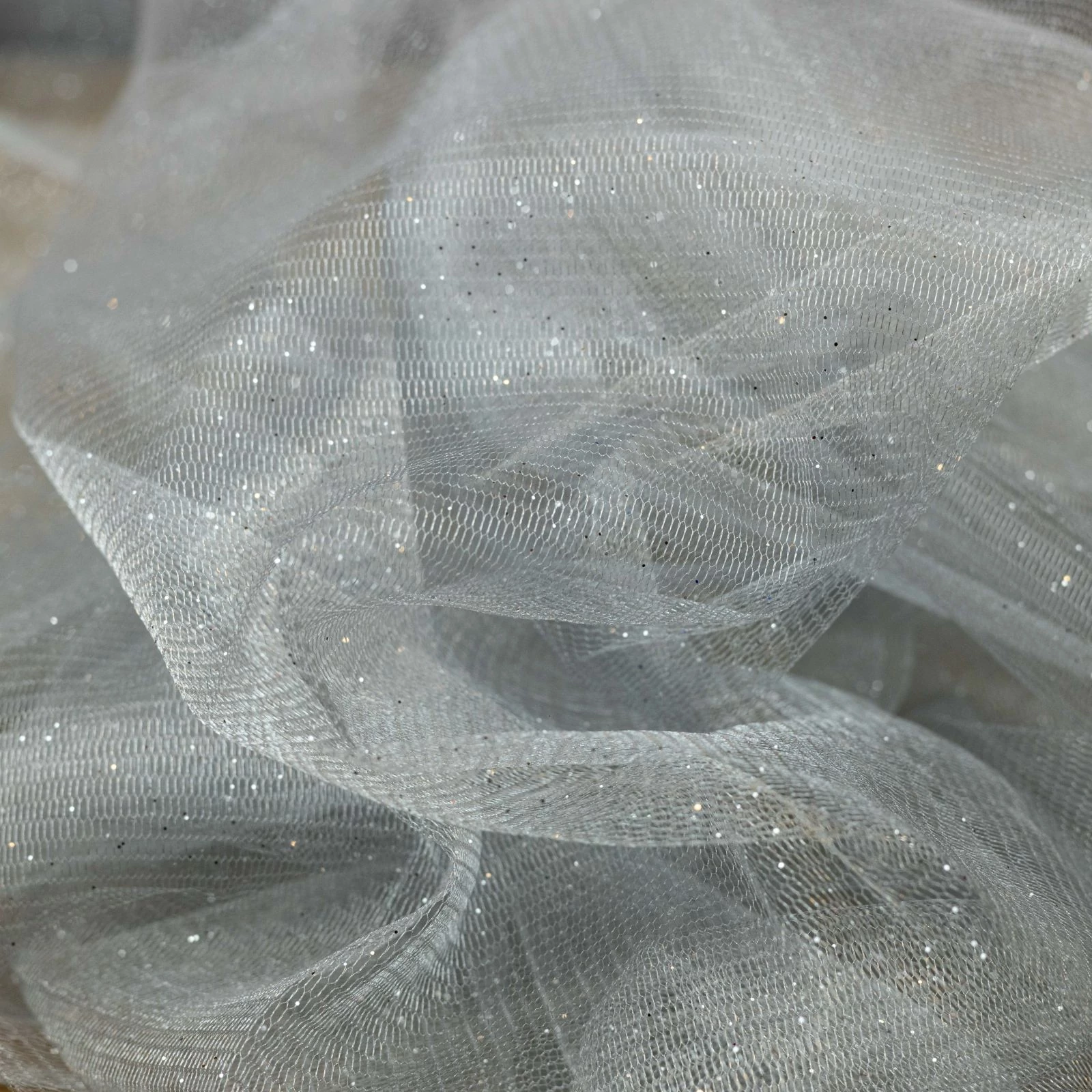Csillogó, mesh tüll – Ezüstszürke színben, ezüst glitterrel
