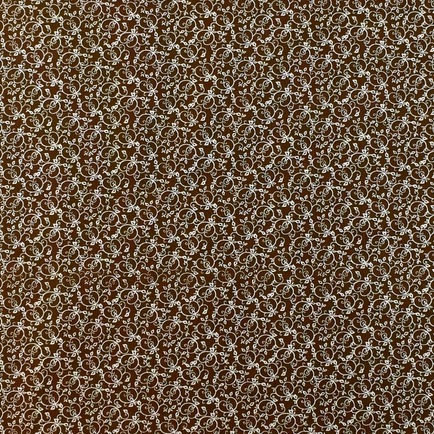 Pamutvászon – Apró rokokó mintával, barna alapon